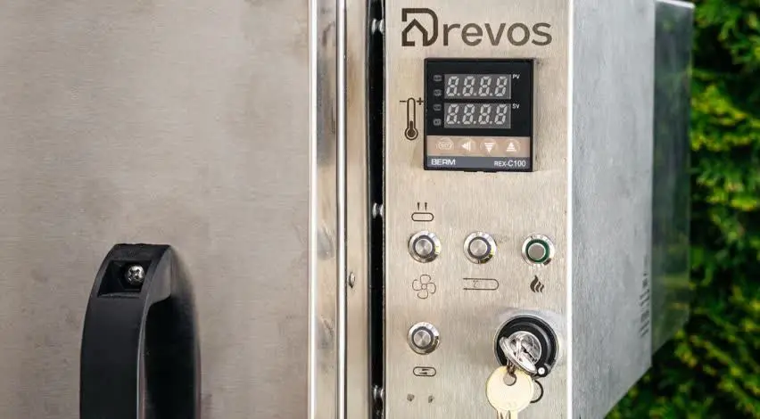 Bocznie wyjmowany sterownik DREVOS Smoke Chamber 50 z kluczykiem i przyciskami antywandalowymi